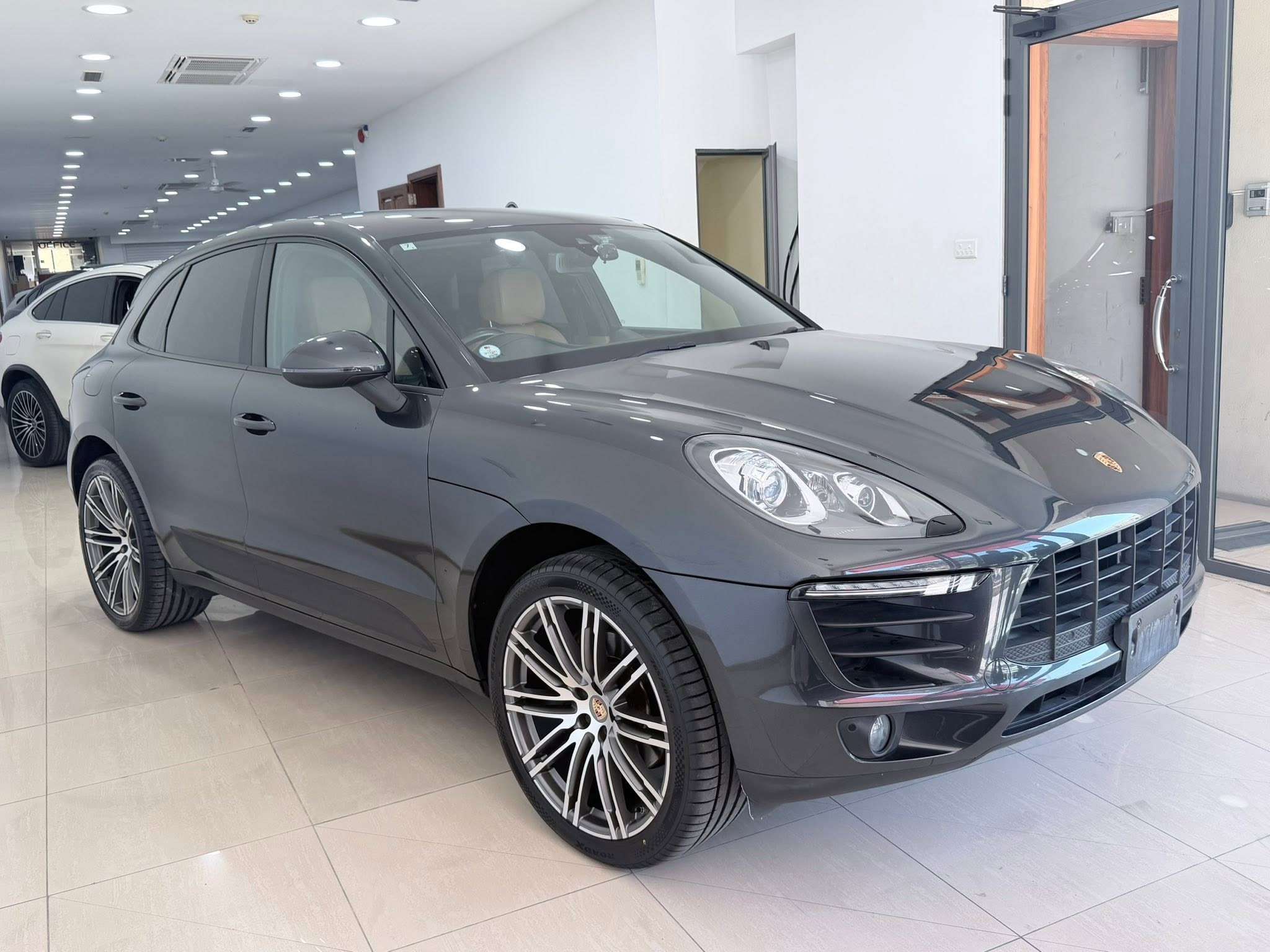 Porsche Macan (Full Leather Tan Interior)
