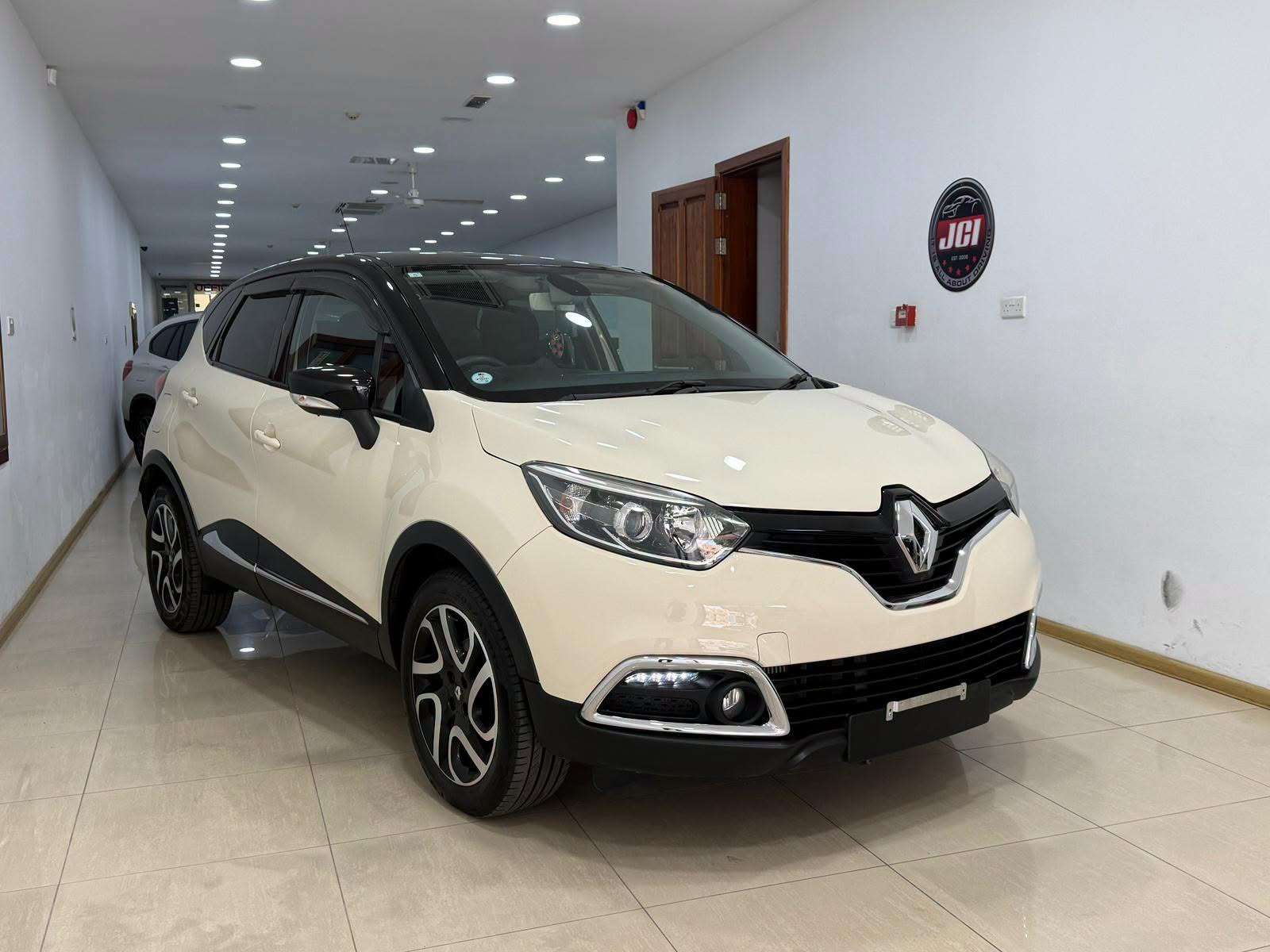 Renault Captur Two Tone Beige & Black roof 2017/18