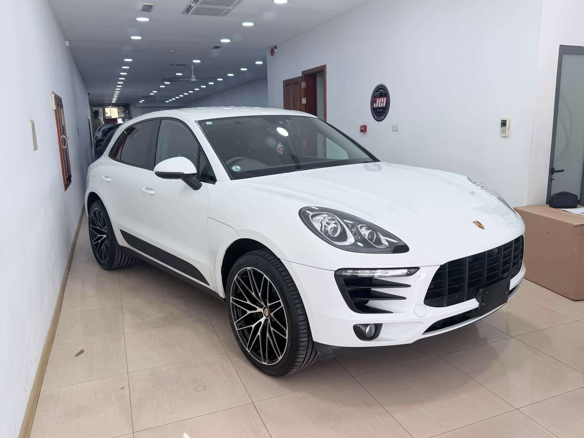 Porsche Macan 2017/18 ( Full Leather Brown interior )