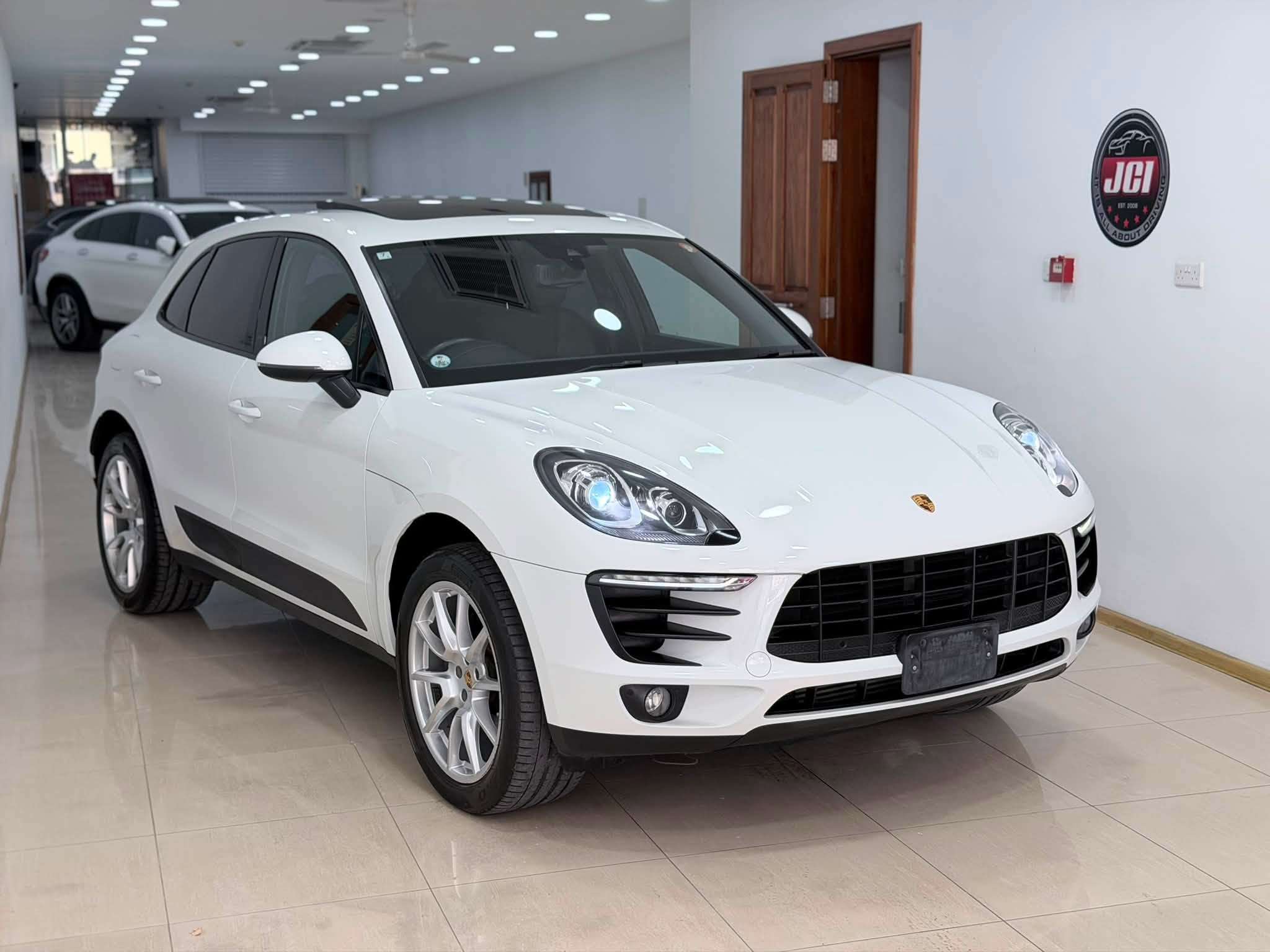 Porsche Macan Petrol Turbo ( Sunroof )